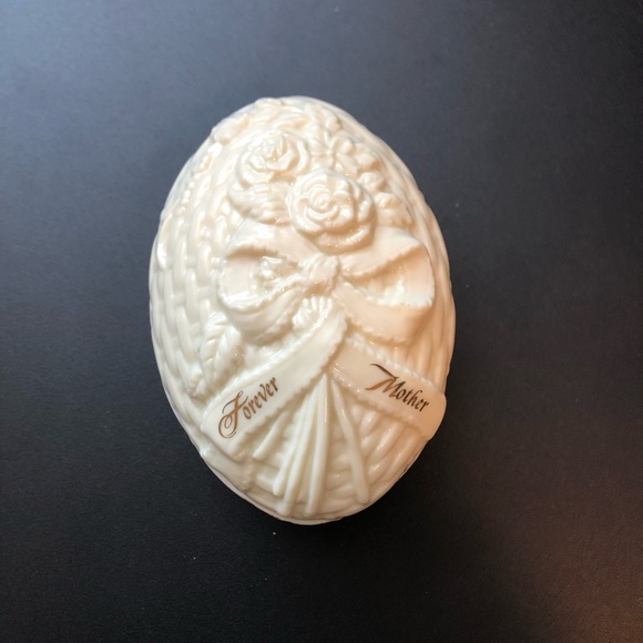 Enesco Forever Mother Basket Weave Trinket Box Roses & Bow Detail Ivory Gold - Picture 3 of 5